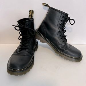 Dr. Martens Awley Boots sz 10 Women's  EUC Black pebbles leather with laces